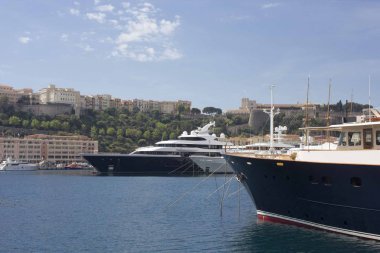 Monte Carlo, Monako - 25 Nisan 2017: Yatlar şehrin karşı karşıya Monte Carlo iskelede Park