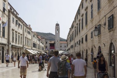 Dubrovnik, Hırvatistan - 22 Ağustos 2017: Dubrovnik eski şehrin ana caddesi gün zaman yaz sezonu