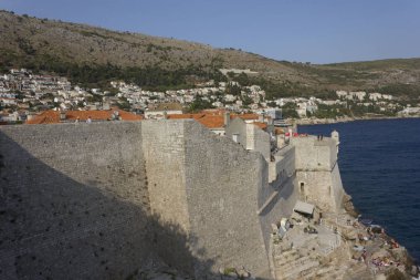 Dubrovnik, Hırvatistan - 22 Ağustos 2017: Adriyatik Denizi bakan antik dubrovnik duvarların