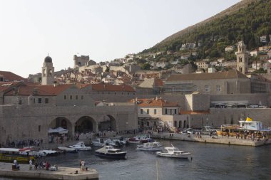Dubrovnik, Hırvatistan - 22 Ağustos 2017: Dubrovnik liman ve şehir duvarlarının üst görünümden