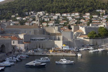 Dubrovnik, Hırvatistan - 22 Ağustos 2017: Dubrovnik liman ve şehir duvarlarının üst görünümden