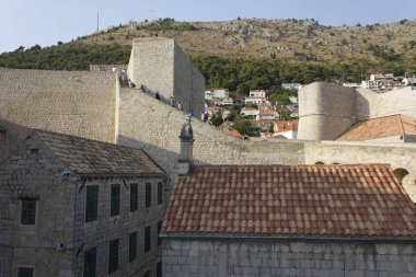 Dubrovnik, Hırvatistan - 22 Ağustos 2017: tepeler karşı karşıya Dubrovnik duvarların