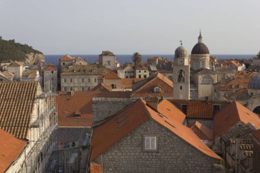 Dubrovnik, Hırvatistan - 22 Ağustos 2017: Dubrovnik şehir manzarası gün batımında denize bakıyor