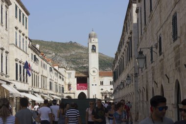 Dubrovnik, Hırvatistan - 10 Ağustos 2017: Main road Dubrovnik eski şehrin dört bir yanındaki insanlarla