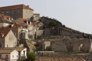 Dubrovnik, Hırvatistan - 22 Ağustos 2017: Dubrovnik Antik şehir duvarlarının evlerin tarafından çevrili,