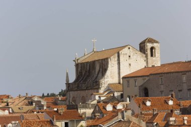 Dubrovnik, Hırvatistan - 22 Ağustos 2017: Dubrovnik Antik şehir duvarlarının evlerin tarafından çevrili,