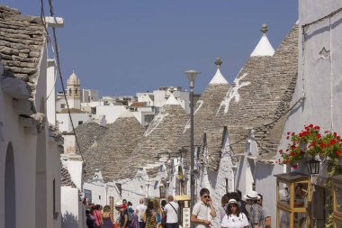 Alberobello, İtalya - 27 Ağustos 2017: Alberobello, İtalya'nın geleneksel sokaklarında yaz aylarında insanlar