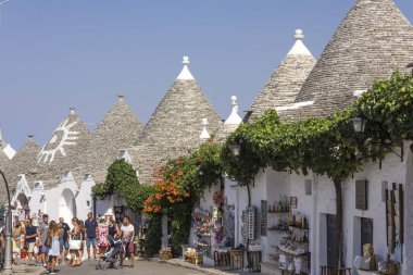 Alberobello, İtalya - 27 Ağustos 201: Geleneksel trullo evin içinde bir hediyelik eşya dükkanının dış görünümü