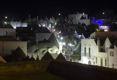 Alberobello, İtalya - 27 Ağustos 2017: Güney İtalya'daki Alberobello kasabasının gece manzarası, Trulli ile ünlü
