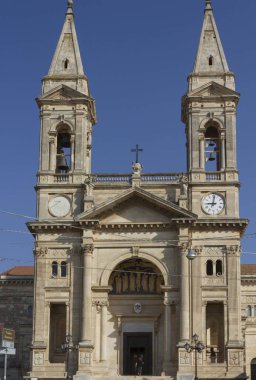 Alberobello, İtalya - 28 Ağustos 2017: İtalya'nın güneyindeki Alberobello'daki Cosmas ve Damian Azizler Katedrali'nin günü görünümü