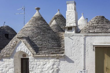 Alberobello, İtalya - 28 Ağustos 2017: Güney İtalya'da geleneksel bir evin cephesi