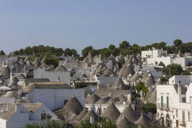 Alberobello, İtalya - 28 Ağustos 2017: İtalya'nın Apulia bölgesindeki Alberobello şehrine genel bakış