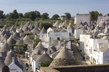 Alberobello, İtalya - 28 Ağustos 2017: İtalya'nın Apulia bölgesindeki Alberobello şehrine genel bakış