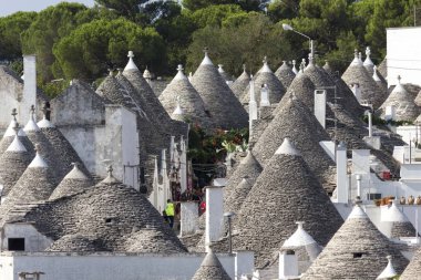 Alberobello, İtalya - 28 Ağustos 2017: İtalya'nın Apulia bölgesindeki Alberobello şehrine genel bakış