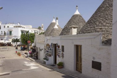 Alberobello, İtalya - 28 Ağustos 2017: İtalya'nın alberobello kentindeki geleneksel mağazalar