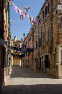 VENICE, İtalya - 28 Mayıs 2016: Venedik 'te kumaşlar kurumaya bırakılmış antik yol