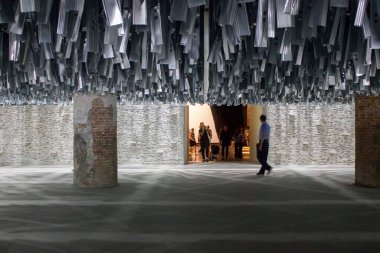 VENICE, İtalya - 28 Mayıs 2016: Venedik 'te 2016 Mimarlık Bienali sırasında Kurulum