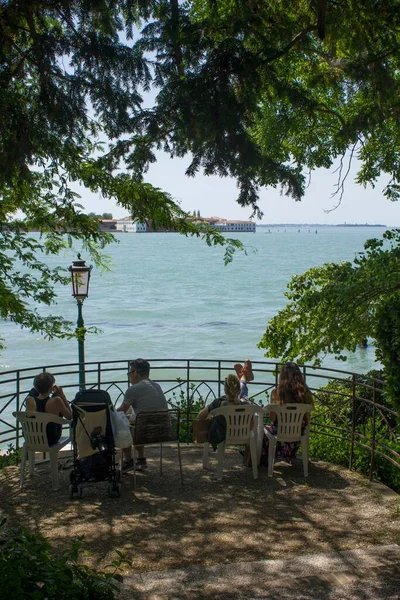 威尼斯 意大利 2016年5月28日 人们坐在户外 从贾尔迪尼俯瞰威尼斯泻湖 — 图库照片