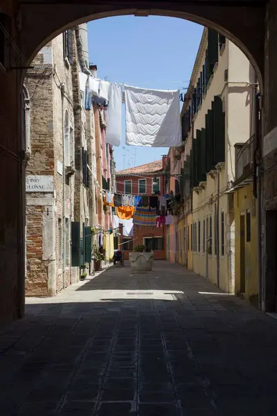 Venecia Italia Mayo 2016 Antigua Carretera Venecia Con Trajes Colgados — Foto de Stock
