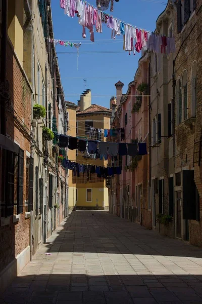 Venecia Italia Mayo 2016 Antigua Carretera Venecia Con Trajes Colgados — Foto de Stock