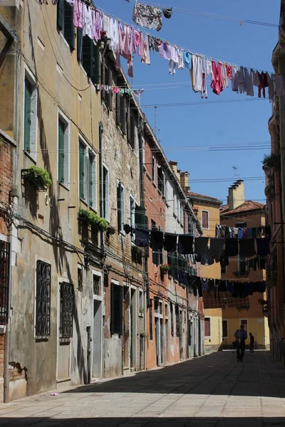 Venecia Italia Mayo 2016 Antigua Carretera Venecia Con Trajes Colgados — Foto de Stock