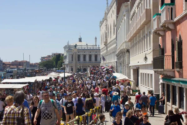 Venecia Italia Mayo 2016 Multitud Personas Riva Deglischiavoni Paseo Marítimo — Foto de Stock