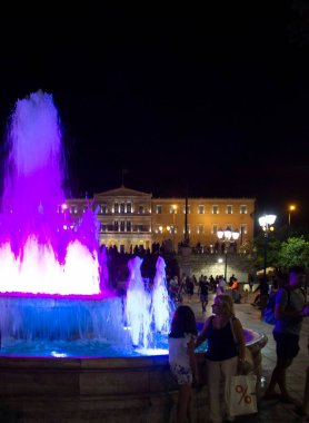 ATENS, GREECE - 12 AĞUSTOS 2016: Sintagma Meydanı Çeşmesi 'nin su renkli etkisi