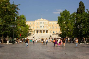 ATİNA, GREECE -12 AĞUSTOS 2016: Şu anda Atina 'da bulunan Eski Kraliyet Sarayı' na doğru Sintagma Meydanı 'nın manzarası