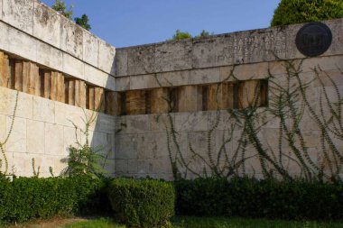 ATİNA, GREECE - 12 AĞUSTOS 2016: Yunanistan 'ın Athen kentindeki parlamento sarayının duvarlarının mimari ayrıntıları