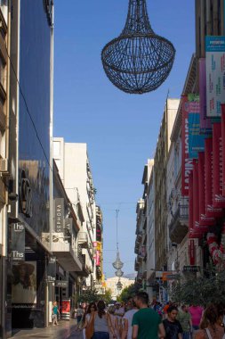 ATİNA, GREECE - 12 AĞUSTOS 2016: Atina 'da Ermou alışveriş caddesi, arka planda parlamento