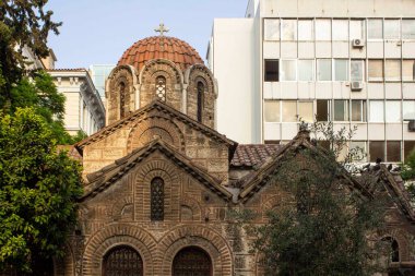 ATİNA, GREECE - 12 Ağustos 2016: Atina şehir merkezindeki Kapnikarea eski kilisesi