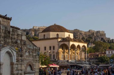 ATİNA, GREECE - 12 AĞUSTOS 2016: Atina 'daki Monastiraki Meydanı, Tzistarakis Camii ve çevresindeki insanlar