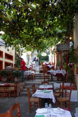 ATİNA, GREECE - 12 AĞUSTOS 2016: Atina 'da bir şeyler yemek veya içmek için dar sokaklar