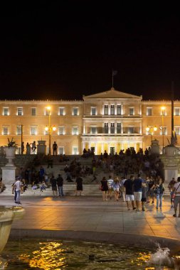 ATİNA, GREECE - 12 AĞUSTOS 2016: Atina 'daki Sintagma Meydanı ve Parlamentosu' nun Gece Görüşü