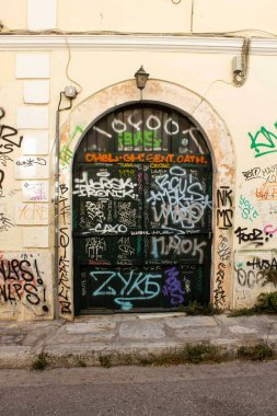 ATİNA, GREECE - 13 AĞUSTOS 2016: Atina 'da grafiti dolu bir portal