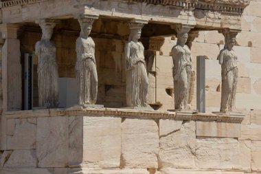 ATİNA, GREECE - 13 AĞUSTOS 2016: Atina 'nın Akropolis süvarilerinin mimari yakın çekimi