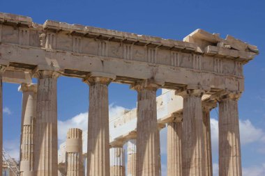 ATİNA, GREECE - 13 AĞUSTOS 2016: Partenon 'un mimari ayrıntıları ve Atina Akropolü' nde gökyüzü