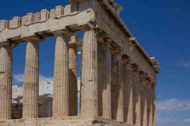 ATİNA, GREECE - 13 AĞUSTOS 2016: Partenon 'un mimari ayrıntıları ve Atina Akropolü' nde gökyüzü