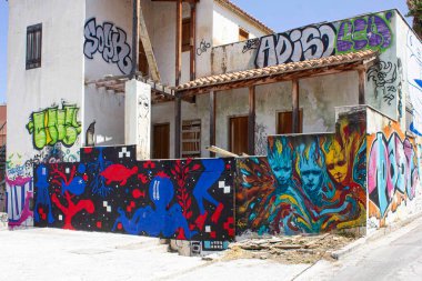 ATİNA, GREECE - 13 AĞUSTOS 2016: Atina 'da duvarında çizimler olan antik bir ev