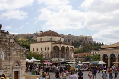 ATİNA, GREECE - 13 AĞUSTOS 2016: Atina 'daki Monastiraki Meydanı, Akropolün dibinde