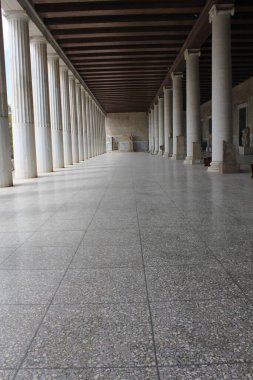 ATİNA, GREECE - 13 AĞUSTOS 2016: Atina, Yunanistan 'daki Attallos Anıtı' nın zemin katının koridoru