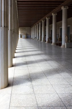 ATİNA, GREECE - 13 AĞUSTOS 2016: Atina, Yunanistan 'daki Attallos Anıtı' nın zemin katının koridoru
