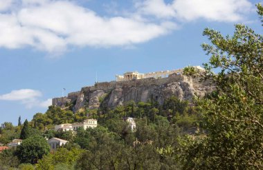 ATİNA, GREECE - 13 AĞUSTOS 2016: Yunanistan 'ın Atina kentindeki Akropol Tepesi' nin aşağısından görüş