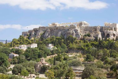 ATİNA, GREECE - 13 AĞUSTOS 2016: Yunanistan 'ın Atina kentindeki Akropol Tepesi' nin aşağısından görüş