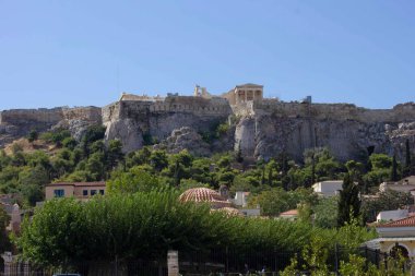 ATİNA, GREECE - 14 AĞUSTOS 2016: Atina Akropolünün altından Görünüm