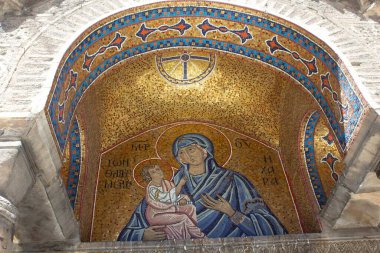 ATİNA, GREECE - 14 AĞUSTOS 2016: Kapnikarea kilisesinin açık hava alanının ayrıntıları, Madonna ve çocuğun temsili ile