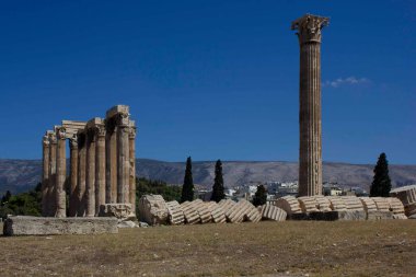 ATİNA, GREECE - 14 AĞUSTOS 2016: Yunanistan 'ın Atina kentindeki Olympian Zeus sahasında düşen sütun