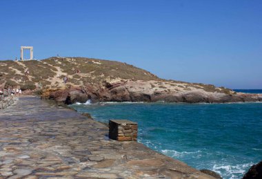 NAXOS, GREECE - 16 Ağustos 2016: Yunanistan 'ın Naxos kentindeki Chora ilçesinden Portara mermer kapısının manzarası