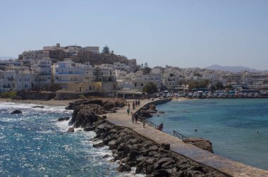 NAXOS, GREECE - 16 Ağustos 2016: Yunanistan 'da gündüz vakti Naxos Chora gökdelenleri