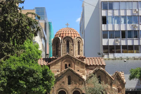 ATİNA, GREECE - 14 AĞUSTOS 2016: Atina, Yunanistan 'daki eski Panagia Kapnikarea Kilisesi